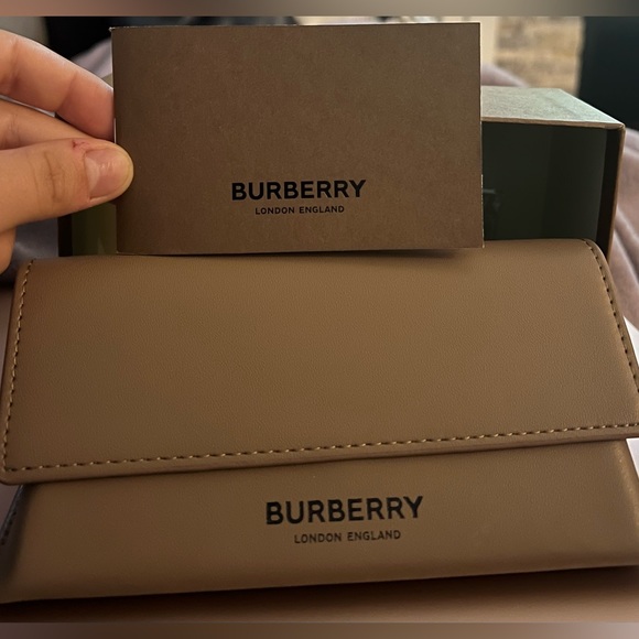 Burberry NEVER WORN cat eye sunglasses - Picture 2 of 9